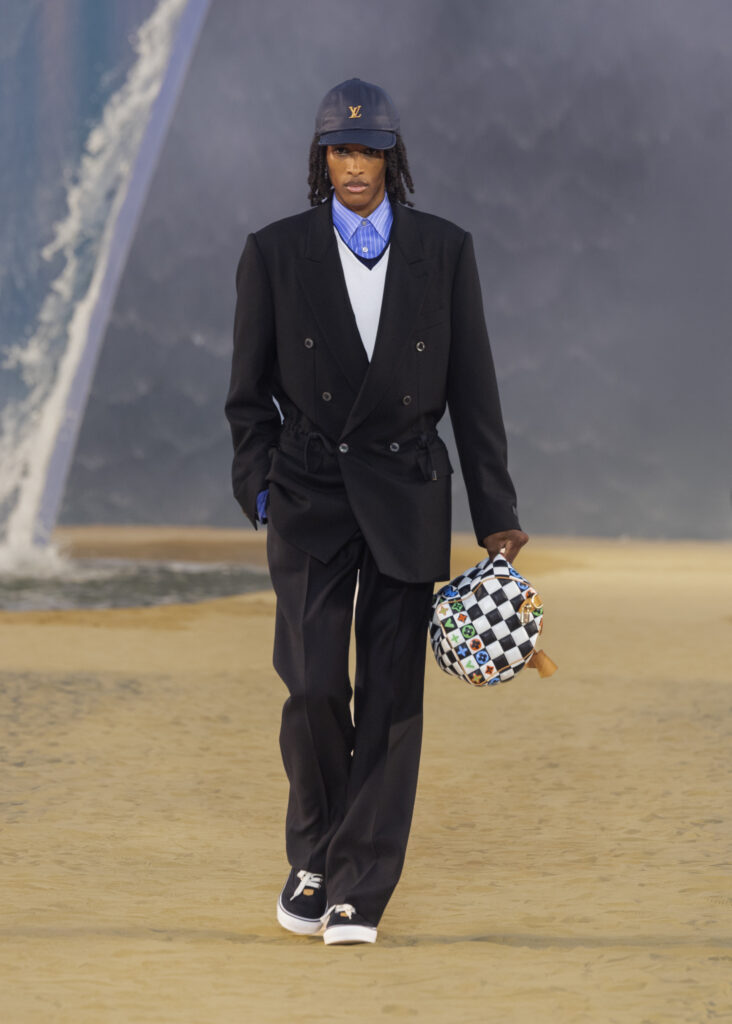 La vague comme grammaire masculine 25 LOUIS VUITTON MENrsquoS SPRING SUMMER 2027 LOOK 1