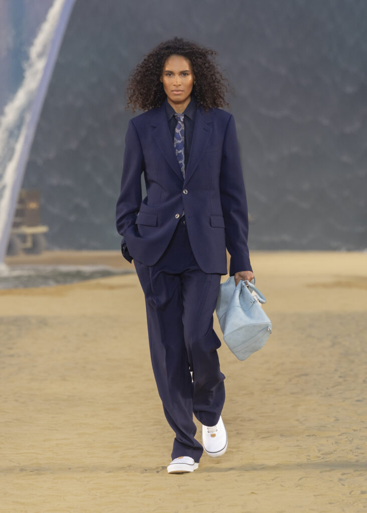 La vague comme grammaire masculine 34 LOUIS VUITTON MENrsquoS SPRING SUMMER 2027 LOOK 10