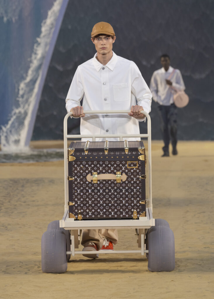 La vague comme grammaire masculine 36 LOUIS VUITTON MENrsquoS SPRING SUMMER 2027 LOOK 12
