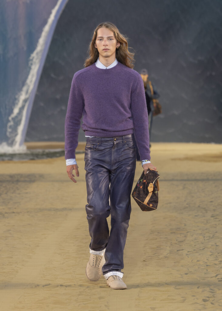 La vague comme grammaire masculine 39 LOUIS VUITTON MENrsquoS SPRING SUMMER 2027 LOOK 15