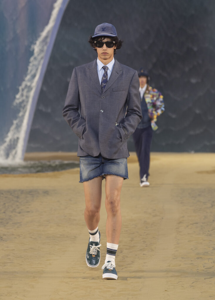 La vague comme grammaire masculine 42 LOUIS VUITTON MENrsquoS SPRING SUMMER 2027 LOOK 18