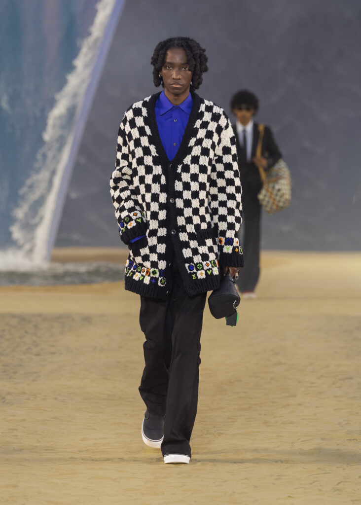 La vague comme grammaire masculine 26 LOUIS VUITTON MENrsquoS SPRING SUMMER 2027 LOOK 2
