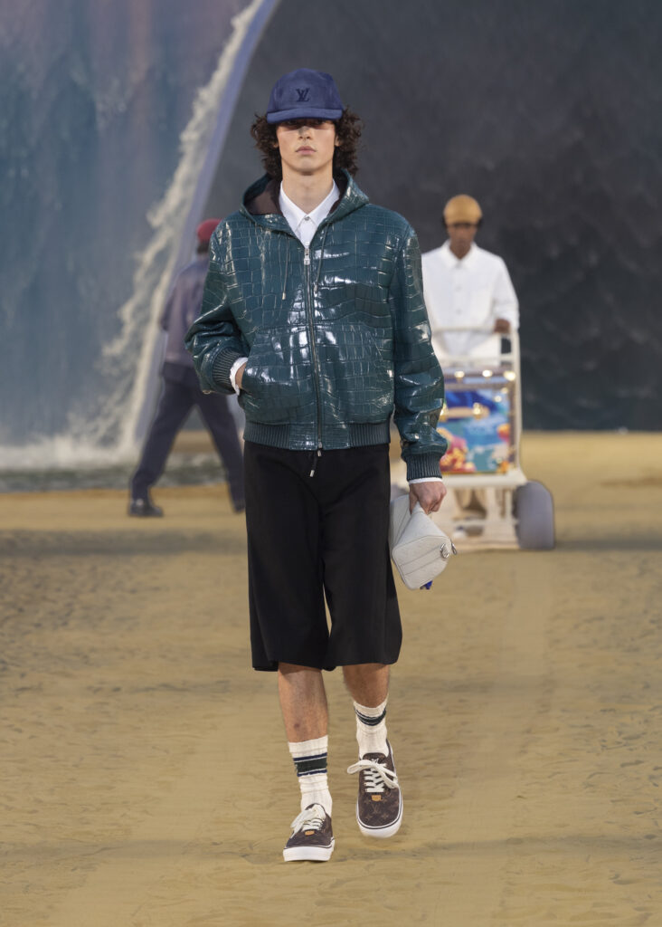 La vague comme grammaire masculine 45 LOUIS VUITTON MENrsquoS SPRING SUMMER 2027 LOOK 21