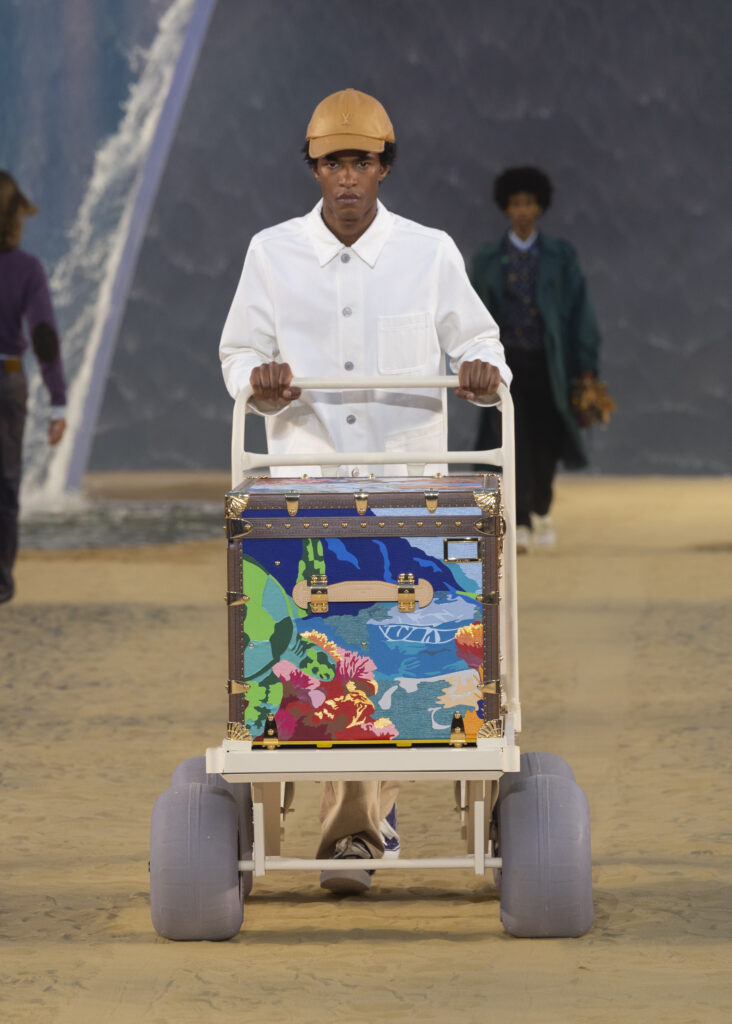 La vague comme grammaire masculine 46 LOUIS VUITTON MENrsquoS SPRING SUMMER 2027 LOOK 22