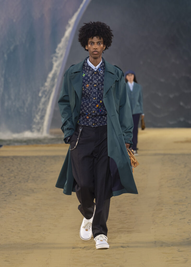 La vague comme grammaire masculine 47 LOUIS VUITTON MENrsquoS SPRING SUMMER 2027 LOOK 23