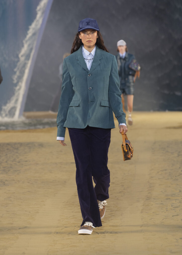 La vague comme grammaire masculine 48 LOUIS VUITTON MENrsquoS SPRING SUMMER 2027 LOOK 24