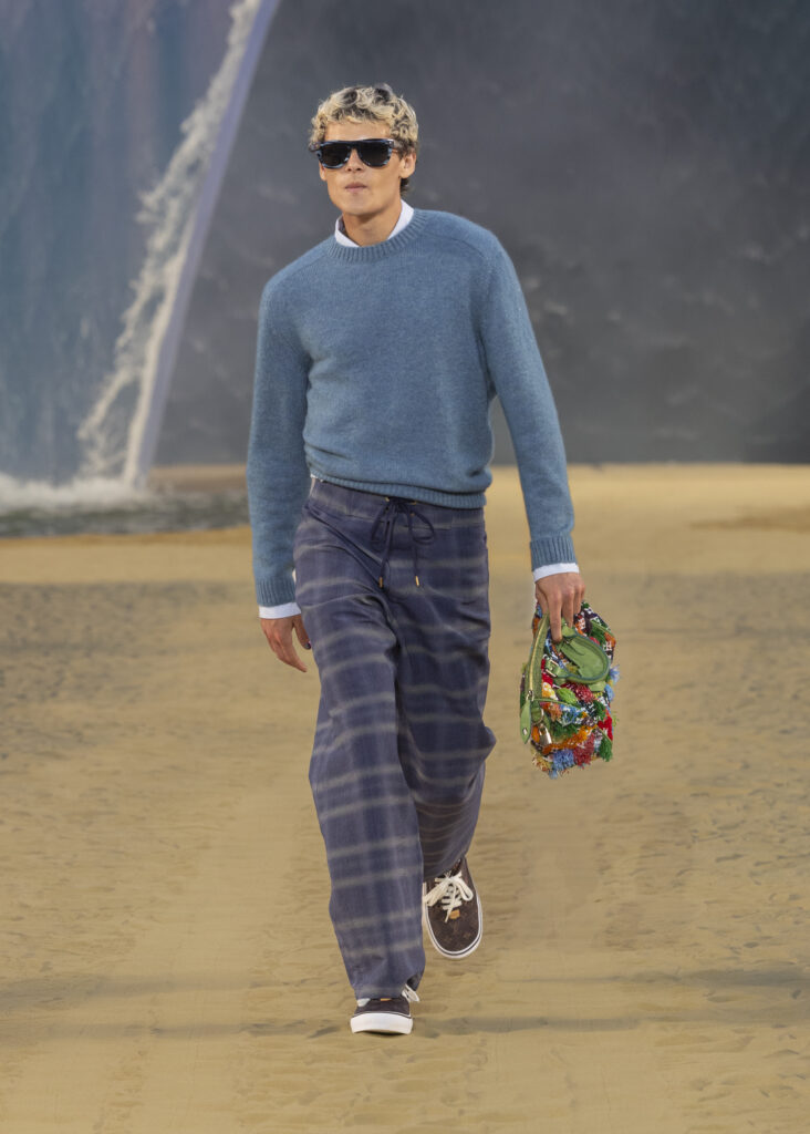 La vague comme grammaire masculine 50 LOUIS VUITTON MENrsquoS SPRING SUMMER 2027 LOOK 26