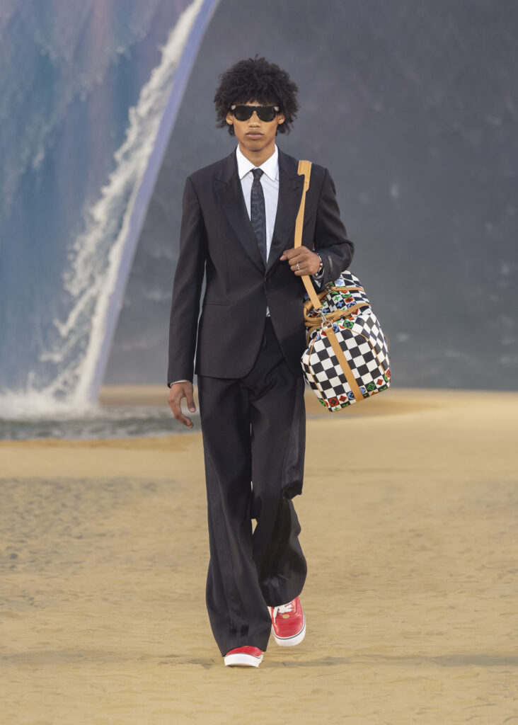 La vague comme grammaire masculine 27 LOUIS VUITTON MENrsquoS SPRING SUMMER 2027 LOOK 3