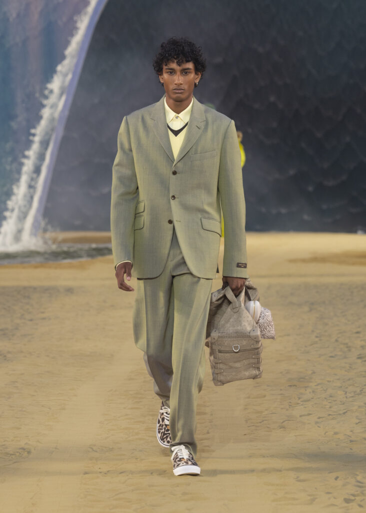 La vague comme grammaire masculine 55 LOUIS VUITTON MENrsquoS SPRING SUMMER 2027 LOOK 31