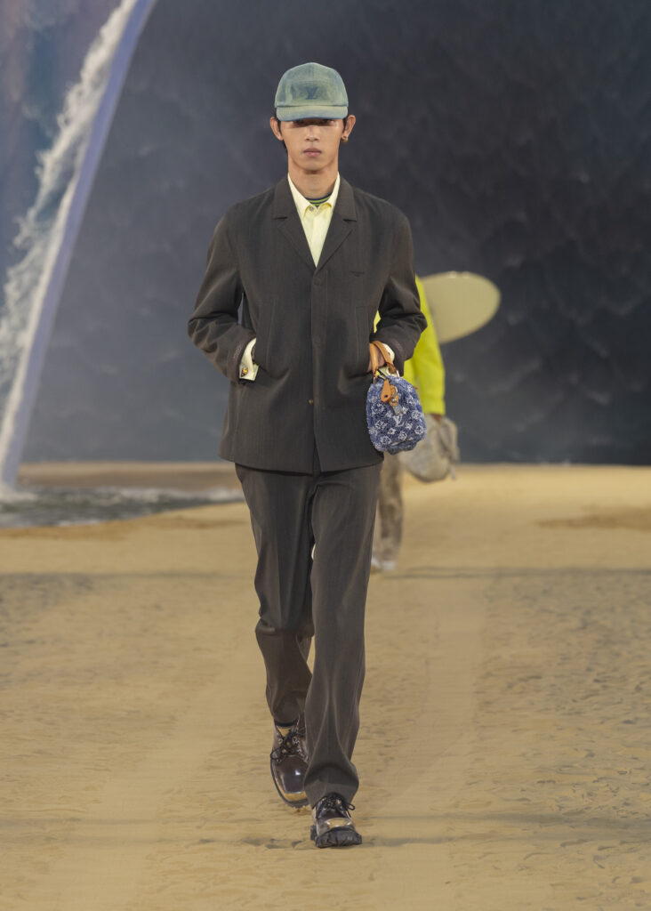 La vague comme grammaire masculine 57 LOUIS VUITTON MENrsquoS SPRING SUMMER 2027 LOOK 33