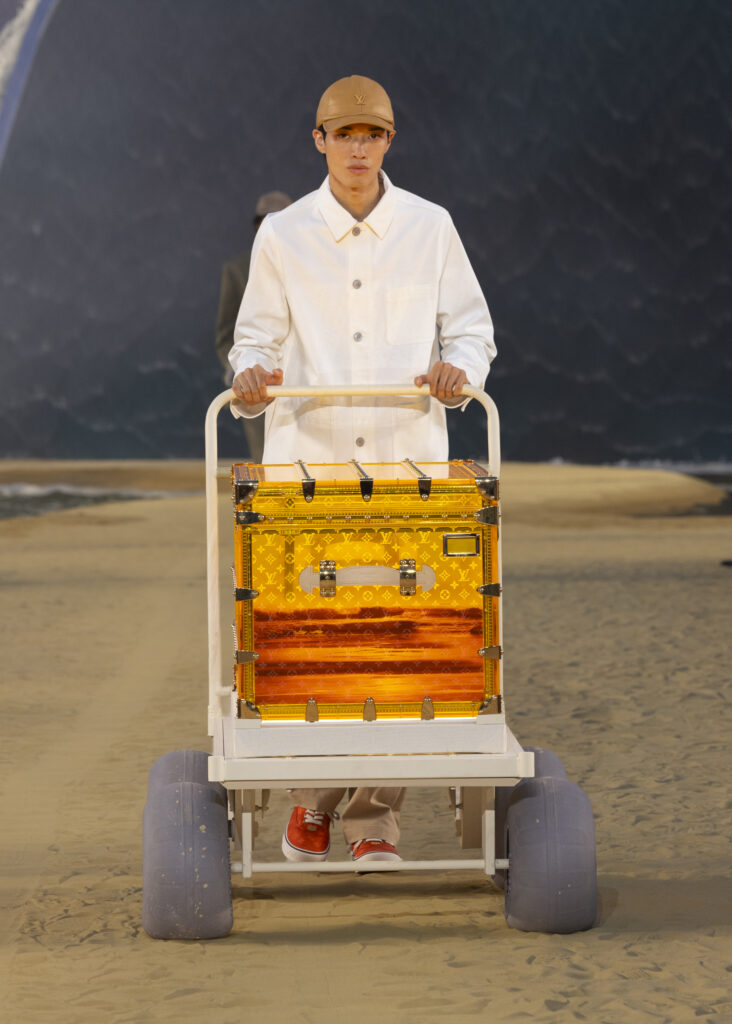 La vague comme grammaire masculine 61 LOUIS VUITTON MENrsquoS SPRING SUMMER 2027 LOOK 37
