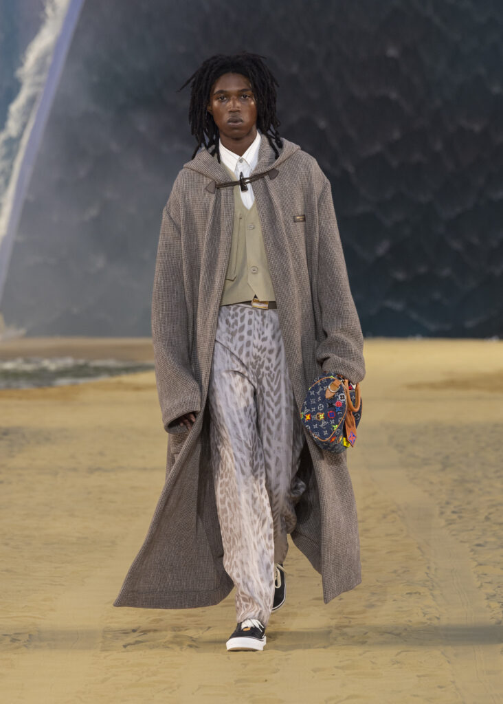 La vague comme grammaire masculine 64 LOUIS VUITTON MENrsquoS SPRING SUMMER 2027 LOOK 40