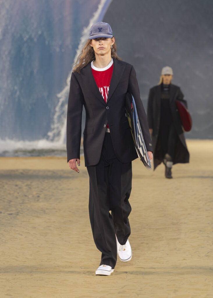 La vague comme grammaire masculine 29 LOUIS VUITTON MENrsquoS SPRING SUMMER 2027 LOOK 5