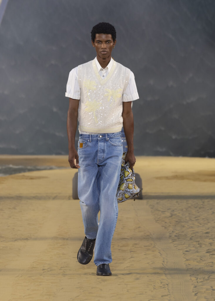 La vague comme grammaire masculine 87 LOUIS VUITTON MENrsquoS SPRING SUMMER 2027 LOOK 50