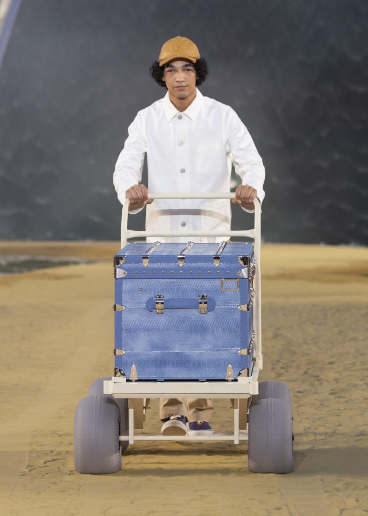 La vague comme grammaire masculine 88 LOUIS VUITTON MENrsquoS SPRING SUMMER 2027 LOOK 51