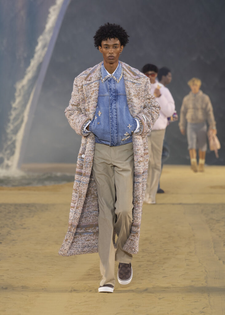La vague comme grammaire masculine 93 LOUIS VUITTON MENrsquoS SPRING SUMMER 2027 LOOK 56