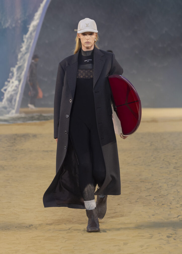 La vague comme grammaire masculine 30 LOUIS VUITTON MENrsquoS SPRING SUMMER 2027 LOOK 6