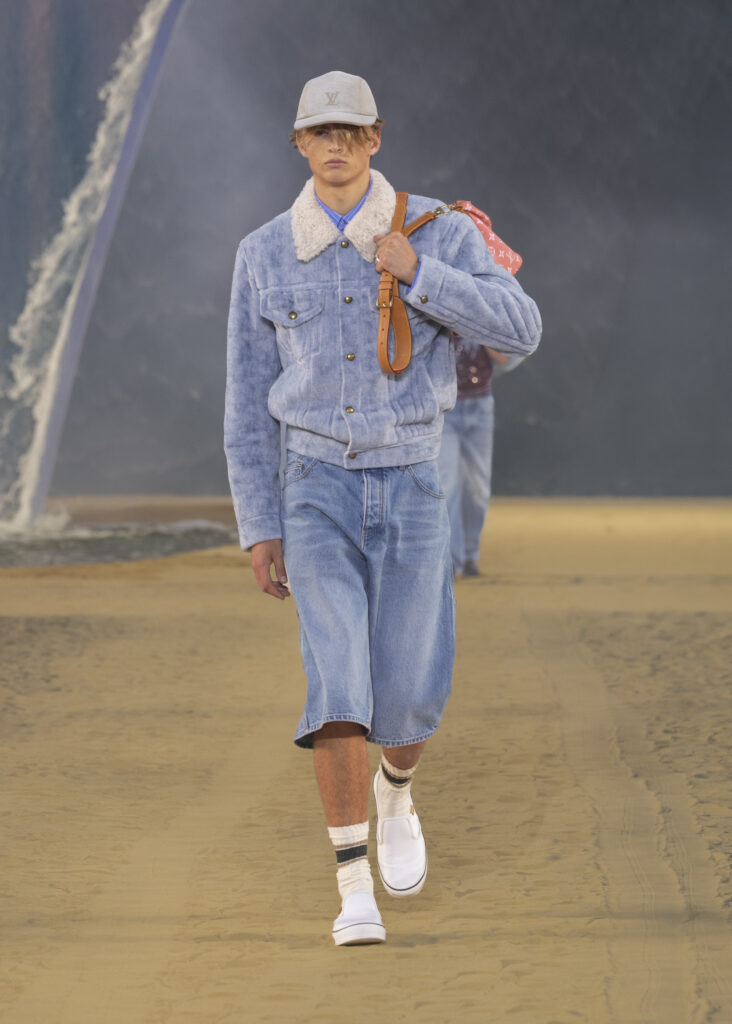 La vague comme grammaire masculine 97 LOUIS VUITTON MENrsquoS SPRING SUMMER 2027 LOOK 60