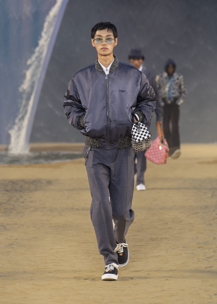 La vague comme grammaire masculine 31 LOUIS VUITTON MENrsquoS SPRING SUMMER 2027 LOOK 7