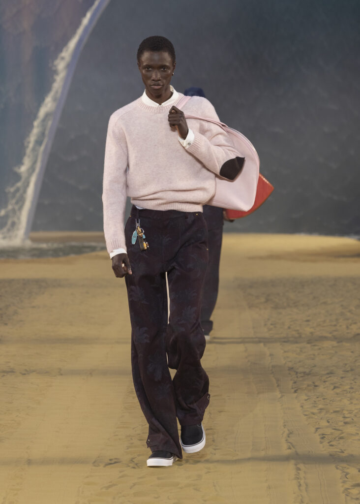 La vague comme grammaire masculine 114 LOUIS VUITTON MENrsquoS SPRING SUMMER 2027 LOOK 77
