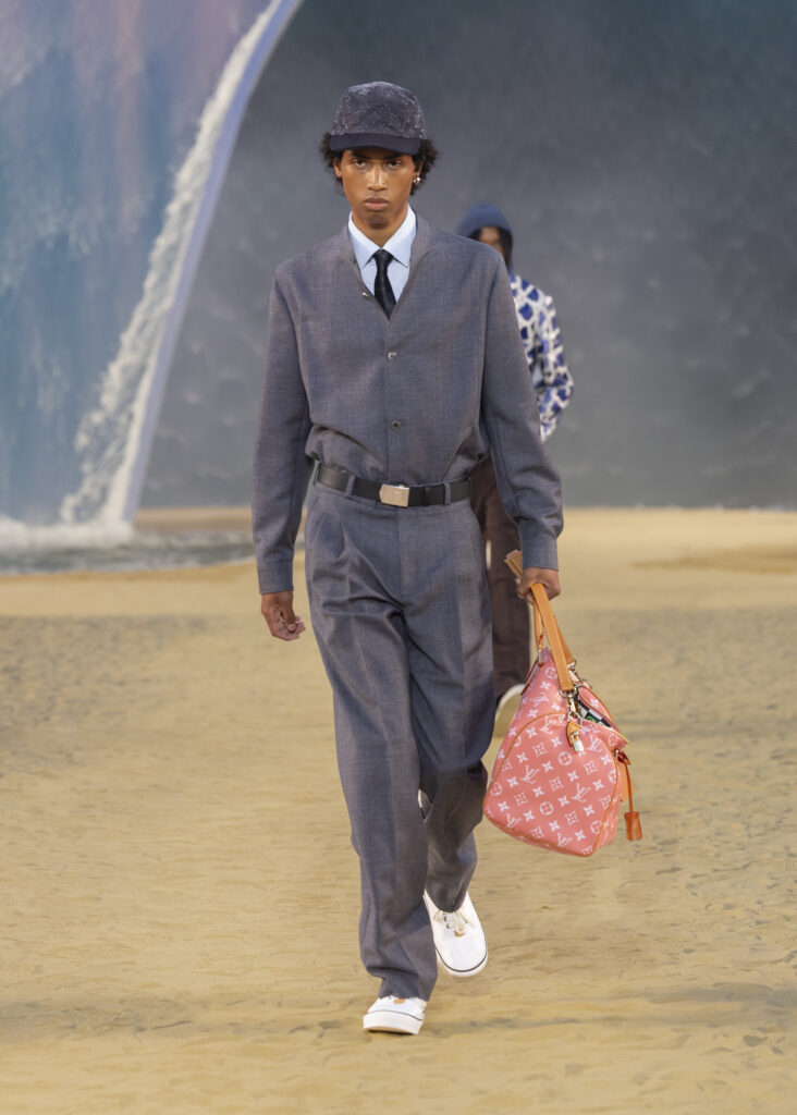 La vague comme grammaire masculine 32 LOUIS VUITTON MENrsquoS SPRING SUMMER 2027 LOOK 8