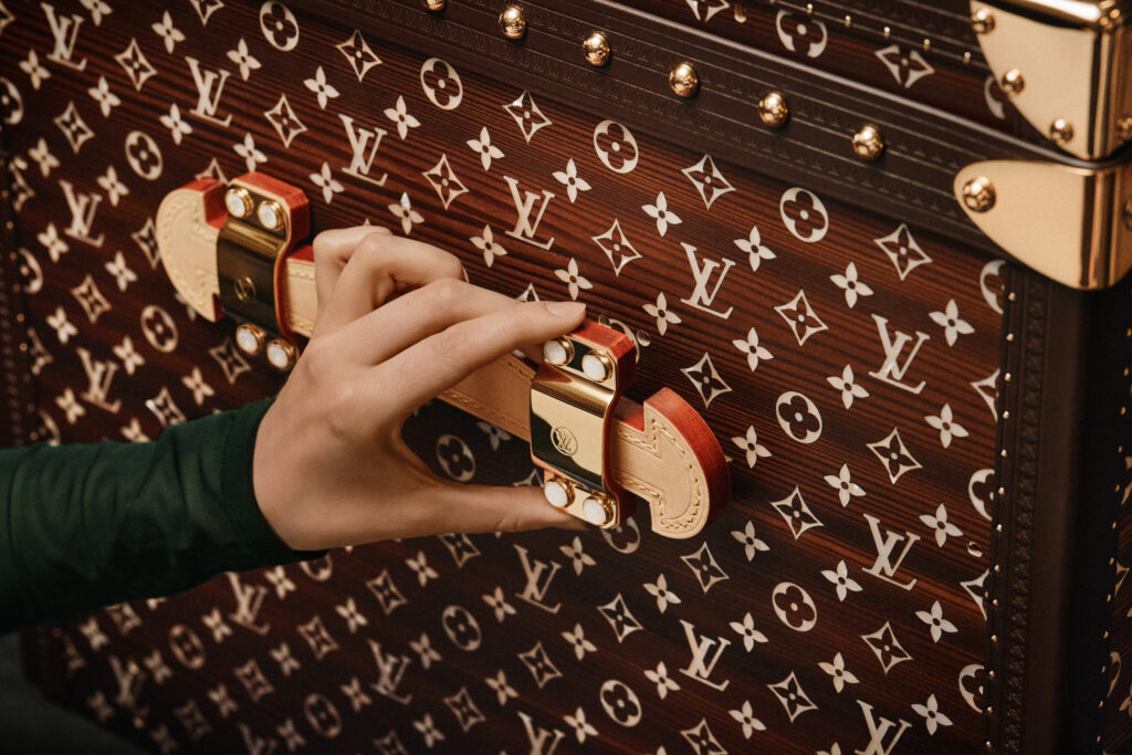 La vague comme grammaire masculine 118 LOUIS VUITTON MENrsquoS SPRING SUMMER 2027 NACRE MARQUETERY TRUNK 3