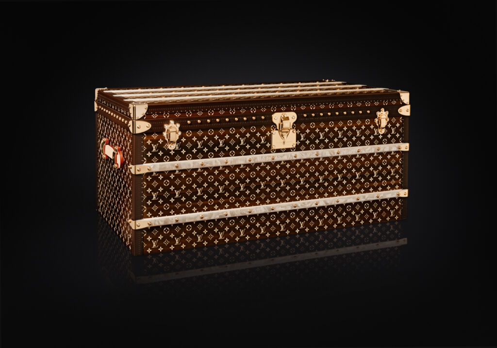 La vague comme grammaire masculine 119 LOUIS VUITTON MENrsquoS SPRING SUMMER 2027 NACRE MARQUETERY TRUNK 4