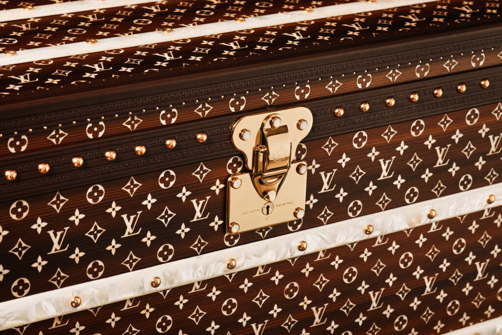 La vague comme grammaire masculine 120 LOUIS VUITTON MENrsquoS SPRING SUMMER 2027 NACRE MARQUETERY TRUNK 5