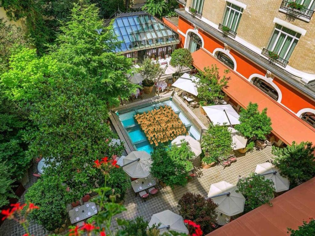 Le papier, la glace et le Palace 27 Le Royal Monceau Raffles Paris terrasse dete 2026 3D