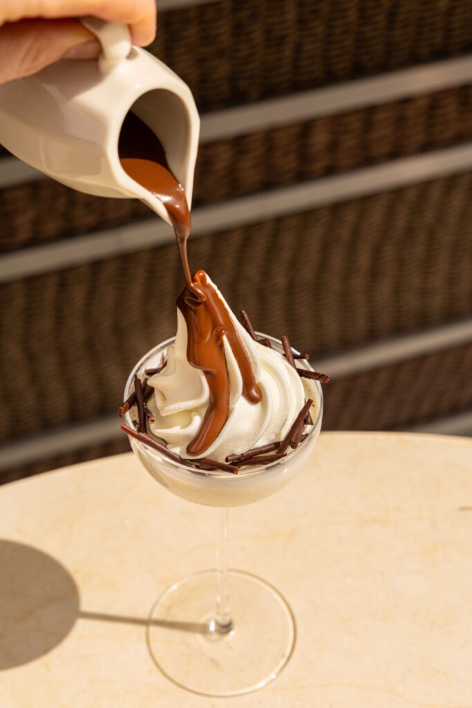 Au Jardin de Cheval Blanc, la coupe glacée redevient un dessert de pâtissier 35 Light Cheval Blanc Paris Coupe glacee chocolat skyr Le Jardin de Cheval Blanc Paris 2025 Ilyafoodstories
