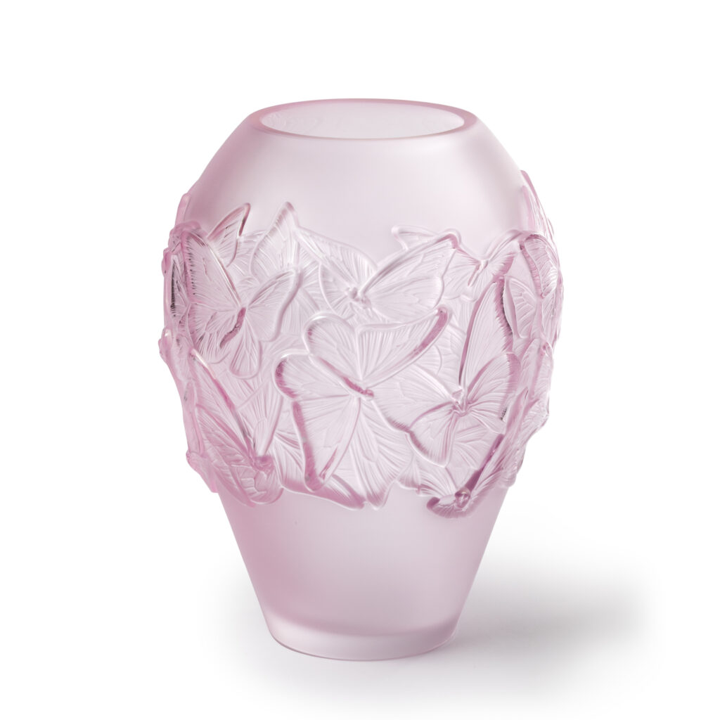 Air de Lalique Chapitre II : l'invisible sculpté 41 PAPILLONS vase medium size pink luster ©LALIQUE SA 2