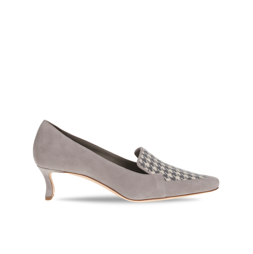 Manolo Blahnik et l’art de marcher : Paris comme carte personnelle 99 PETUSI SUEDE GREY
