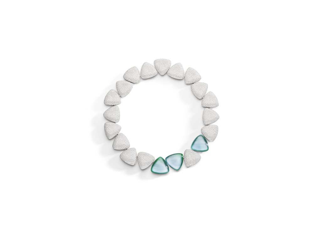 Un seul triangle, cinq familles de bijoux : la mécanique de Freccia chez Vhernier 26 PG1601CL43 001