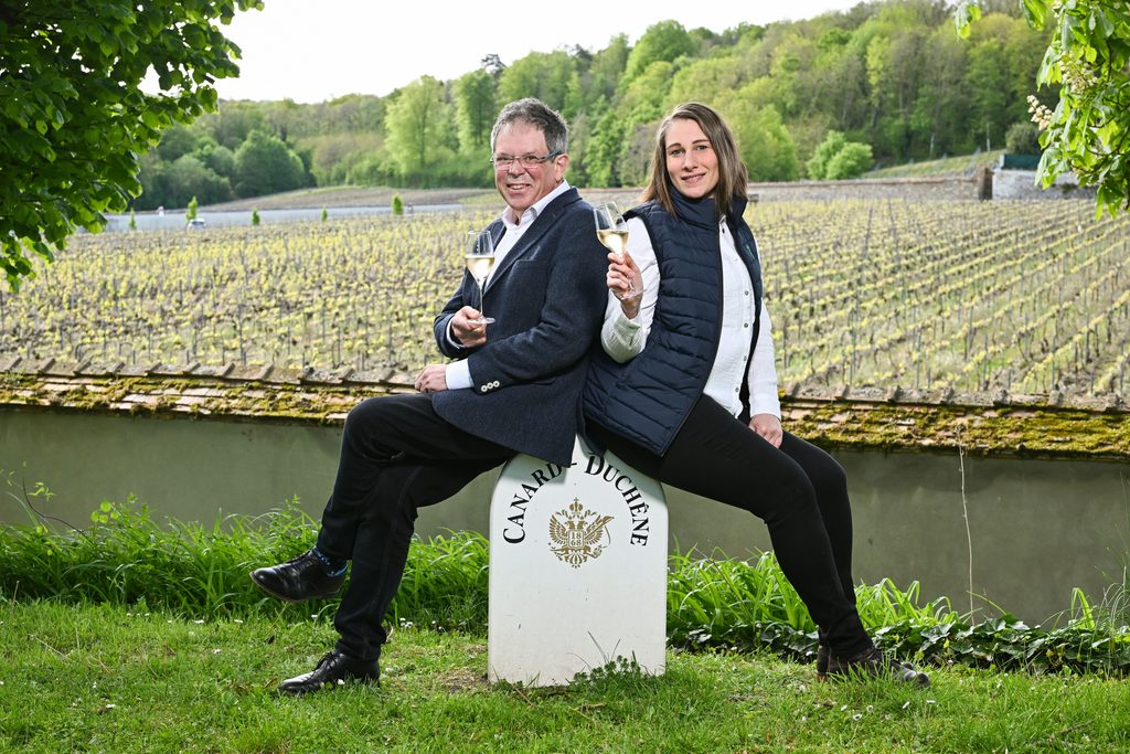 Canard-Duchêne : cent cinquante-sept ans après sa fondatrice, une femme reprend la cave 25 Passation entre Laurent Fedou et Cynthia Fossier chefs de caves CANARD DUCHENE borne