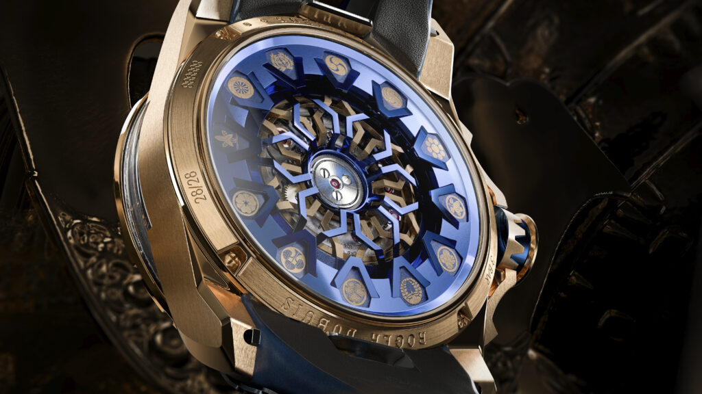 Roger Dubuis grave le blason du samouraï dans son mouvement 45 RDDBEX1139 HD 16 9 BACK ZOOM