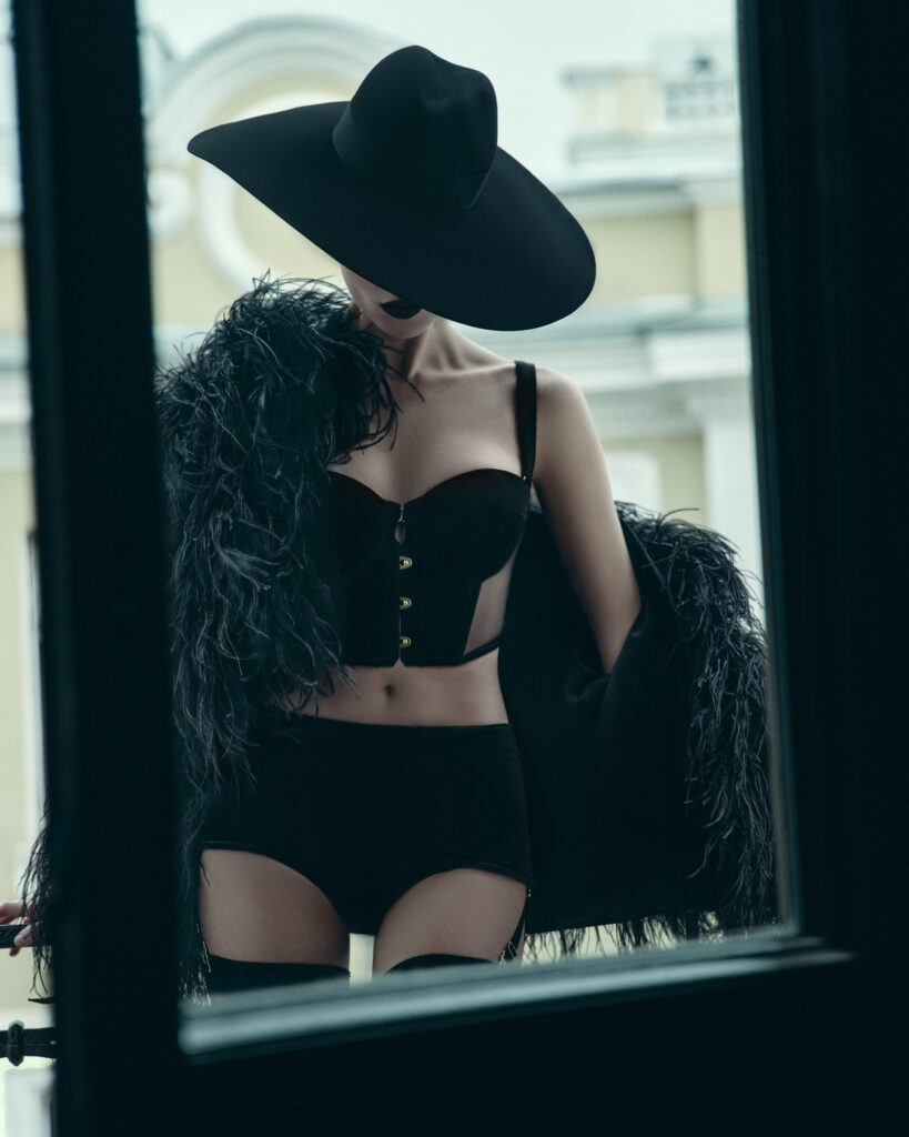 SCANDALE : une maison de lingerie choisit d'effacer son propre nom 32 ROCOCO CAMPAIGN2