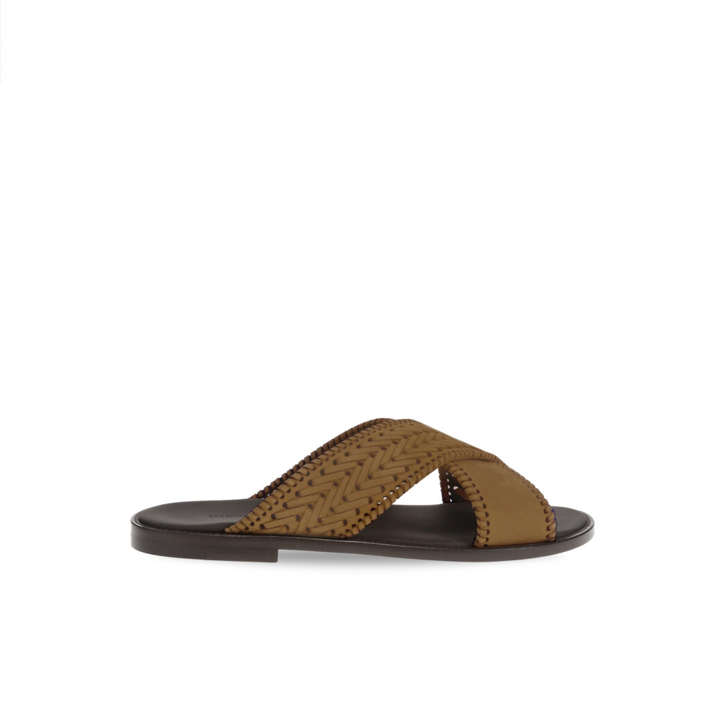 Manolo Blahnik et l’art de marcher : Paris comme carte personnelle 45 TEX NUBUCK MID BROWN