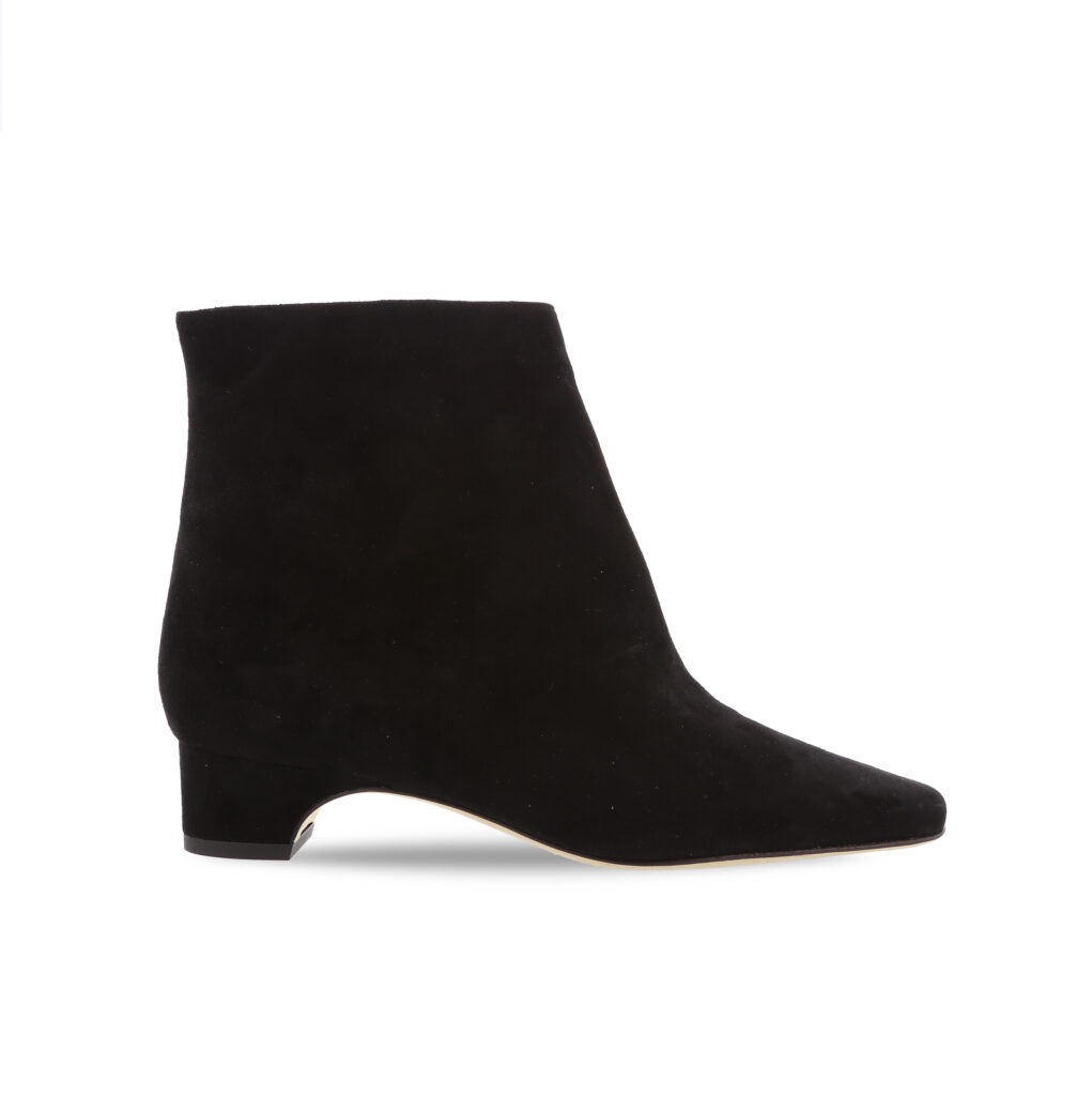 Manolo Blahnik et l’art de marcher : Paris comme carte personnelle 146 TOLARC SUEDE BLACK