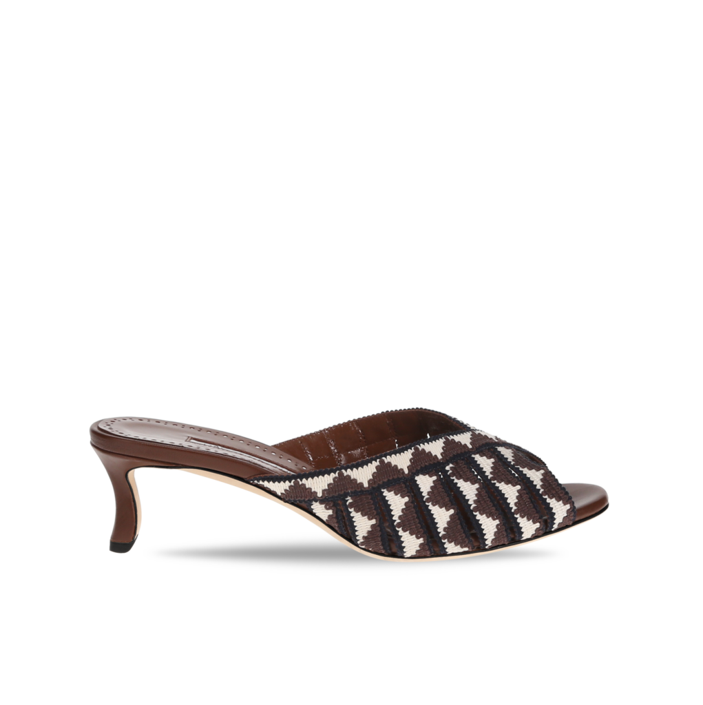 Manolo Blahnik et l’art de marcher : Paris comme carte personnelle 85 TROFESAMU WOOL DARK BROWN CREAM