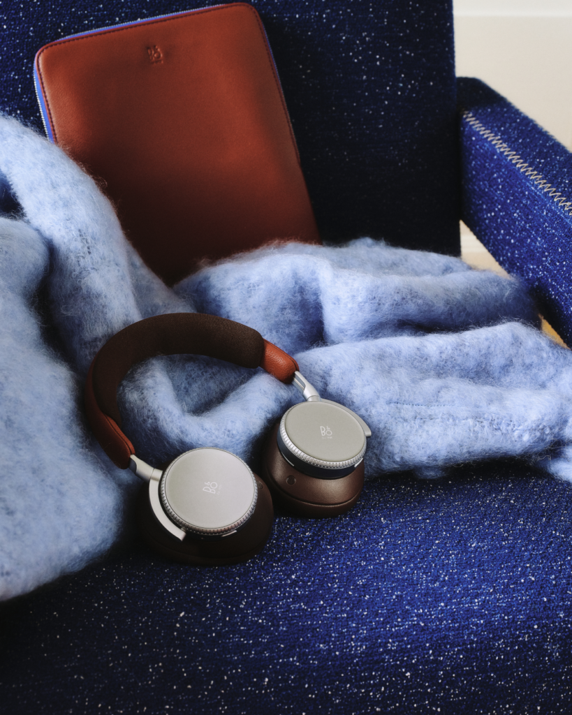 Bang & Olufsen : le son comme compagnon de voyage 48 The Centennial Collection 2025 BP H100 Digital EN 1080x1320 Crop Clean 0043
