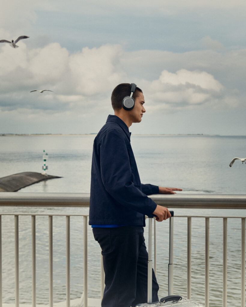Bang & Olufsen : le son comme compagnon de voyage 66 Travel 2026 BP H100 Digital EN 1080x1350 Crop Clean 0110