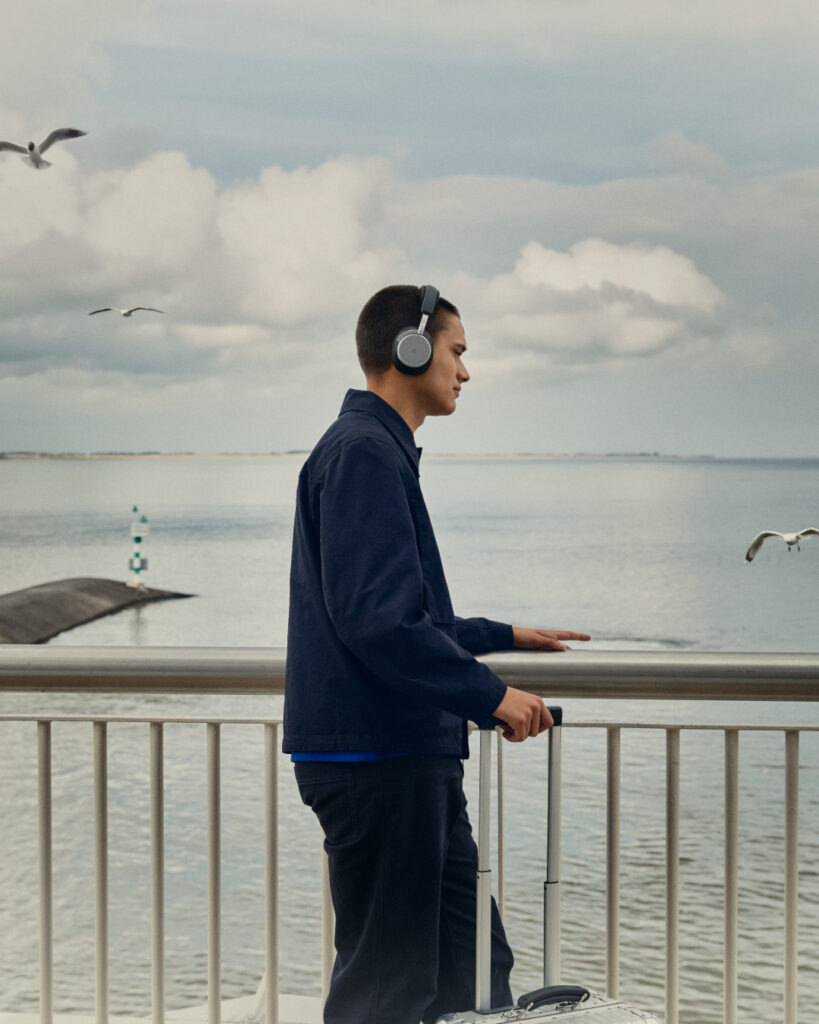 Bang & Olufsen : le son comme compagnon de voyage 67 Travel 2026 BP H100 Digital EN 1080x1350 Crop Clean 0111