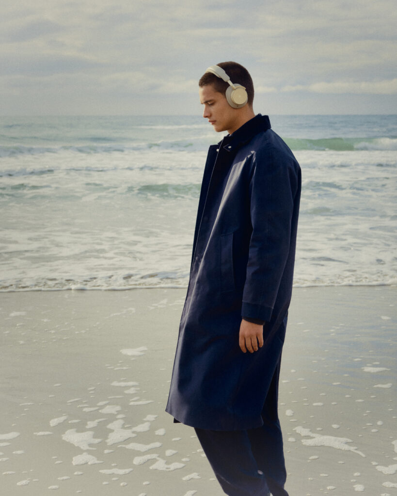 Bang & Olufsen : le son comme compagnon de voyage 69 Travel 2026 BP H100 Digital EN 1080x1350 Crop Clean 0113