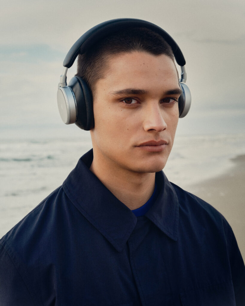 Bang & Olufsen : le son comme compagnon de voyage 70 Travel 2026 BP H100 Digital EN 1080x1350 Crop Clean 0114