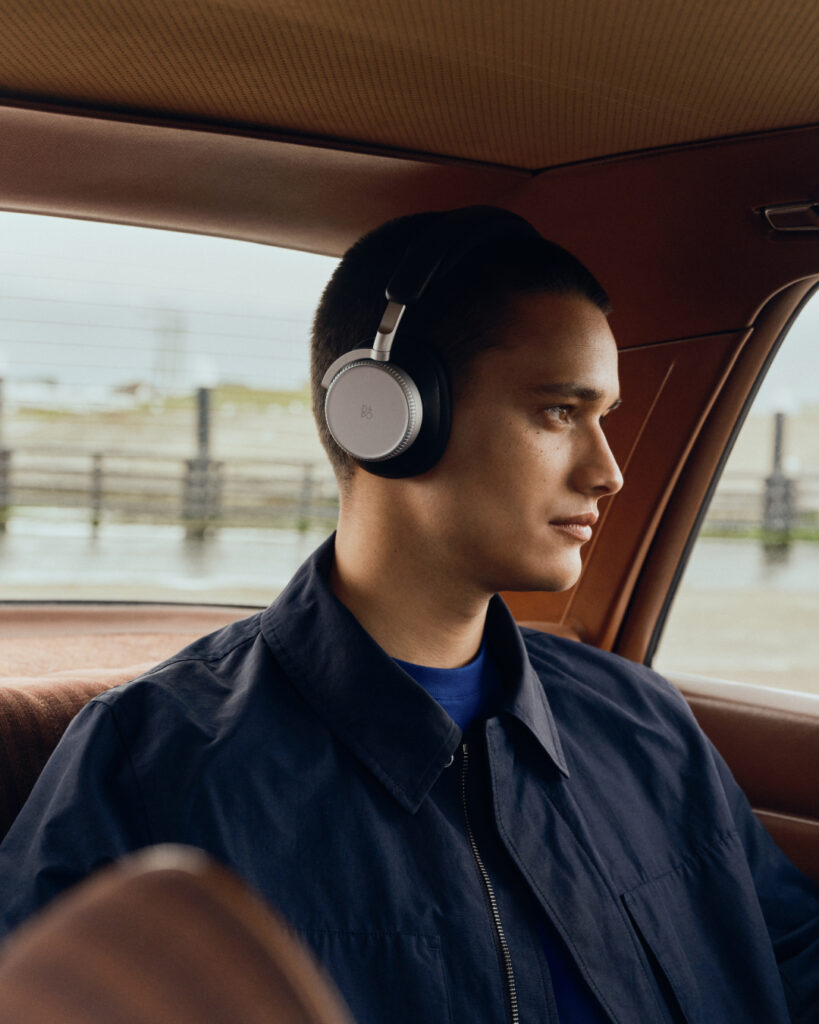 Bang & Olufsen : le son comme compagnon de voyage 71 Travel 2026 BP H100 Digital EN 1080x1350 Crop Clean 0116