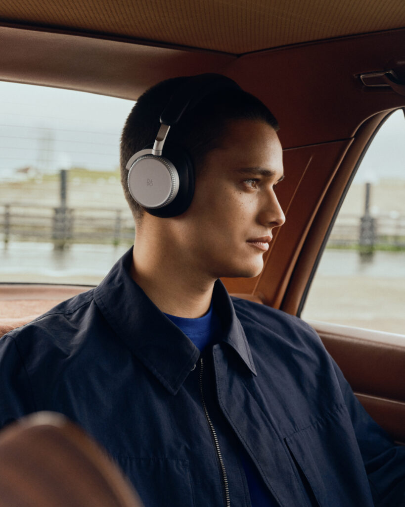 Bang & Olufsen : le son comme compagnon de voyage 72 Travel 2026 BP H100 Digital EN 1080x1350 Crop Clean 0117