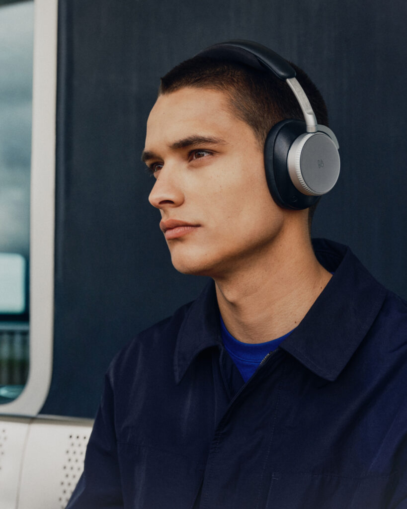 Bang & Olufsen : le son comme compagnon de voyage 73 Travel 2026 BP H100 Digital EN 1080x1350 Crop Clean 0118