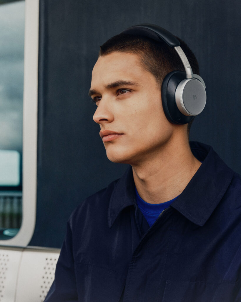Bang & Olufsen : le son comme compagnon de voyage 74 Travel 2026 BP H100 Digital EN 1080x1350 Crop Clean 0119