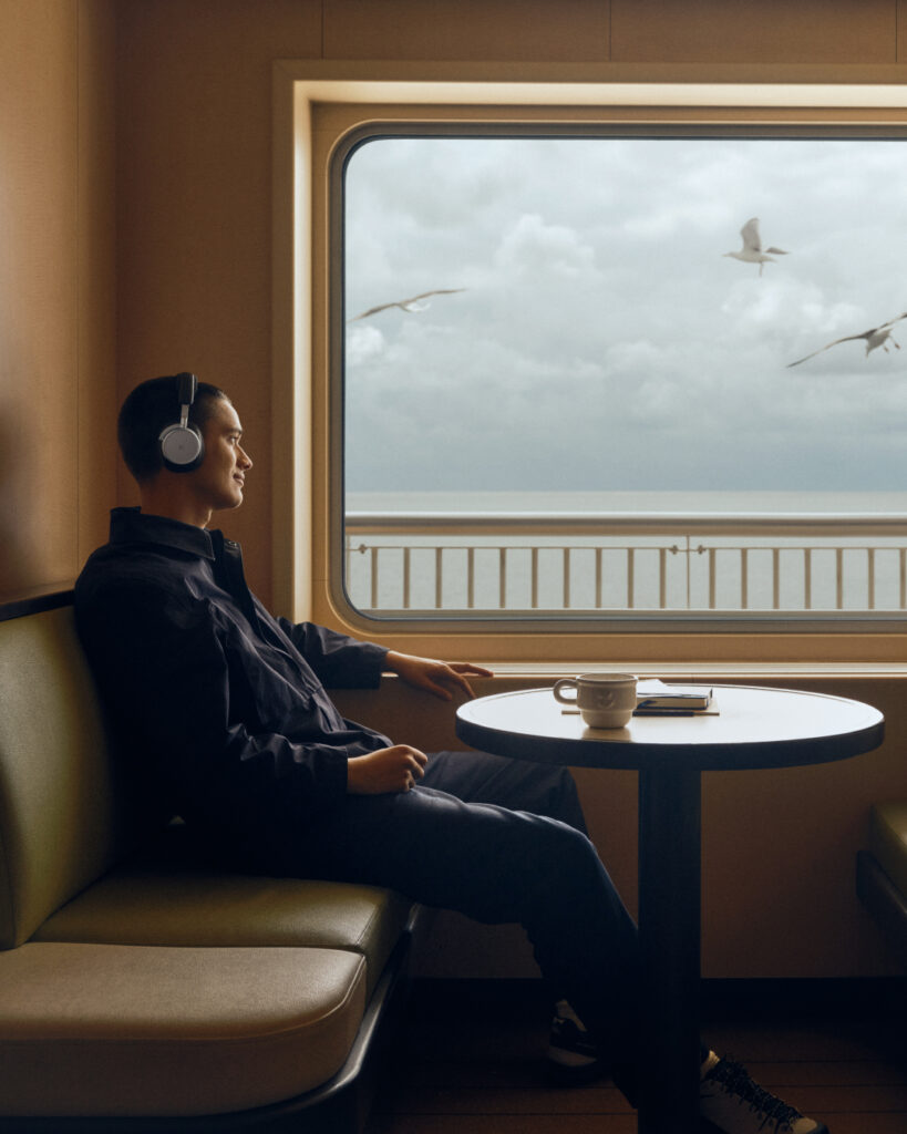 Bang & Olufsen : le son comme compagnon de voyage 76 Travel 2026 BP H100 Digital EN 1080x1350 Crop Clean 0121