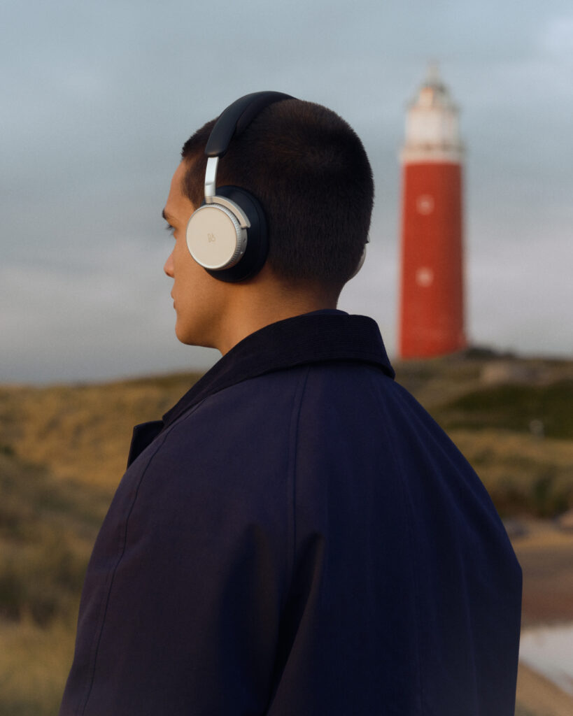 Bang & Olufsen : le son comme compagnon de voyage 77 Travel 2026 BP H100 Digital EN 1080x1350 Crop Clean 0122